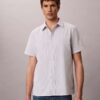 Klassisches Button-Down-Hemd aus gestreiftem Seersucker Klassisches Button-Down-Hemd aus gestreiftem Seersucker