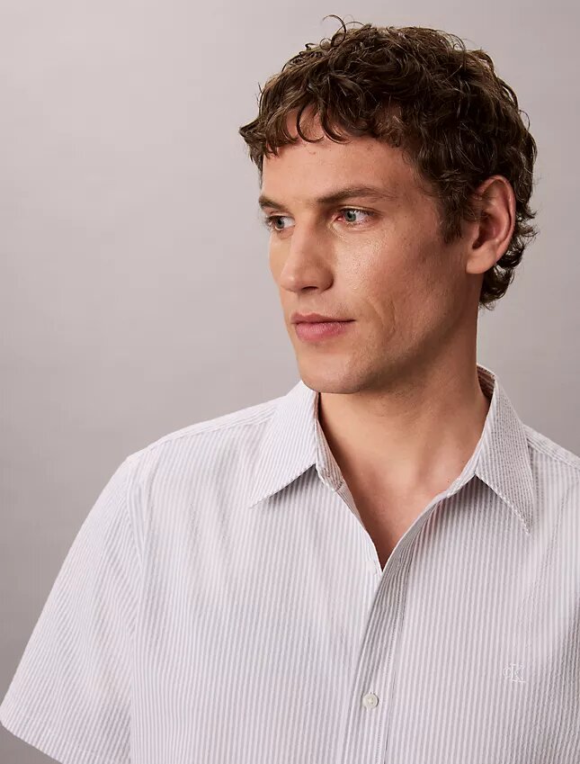 Klassisches Button-Down-Hemd aus gestreiftem Seersucker Klassisches Button-Down-Hemd aus gestreiftem Seersucker