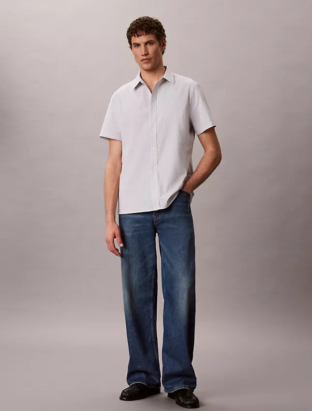 Klassisches Button-Down-Hemd aus gestreiftem Seersucker Klassisches Button-Down-Hemd aus gestreiftem Seersucker