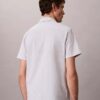 Klassisches Button-Down-Hemd aus gestreiftem Seersucker Klassisches Button-Down-Hemd aus gestreiftem Seersucker