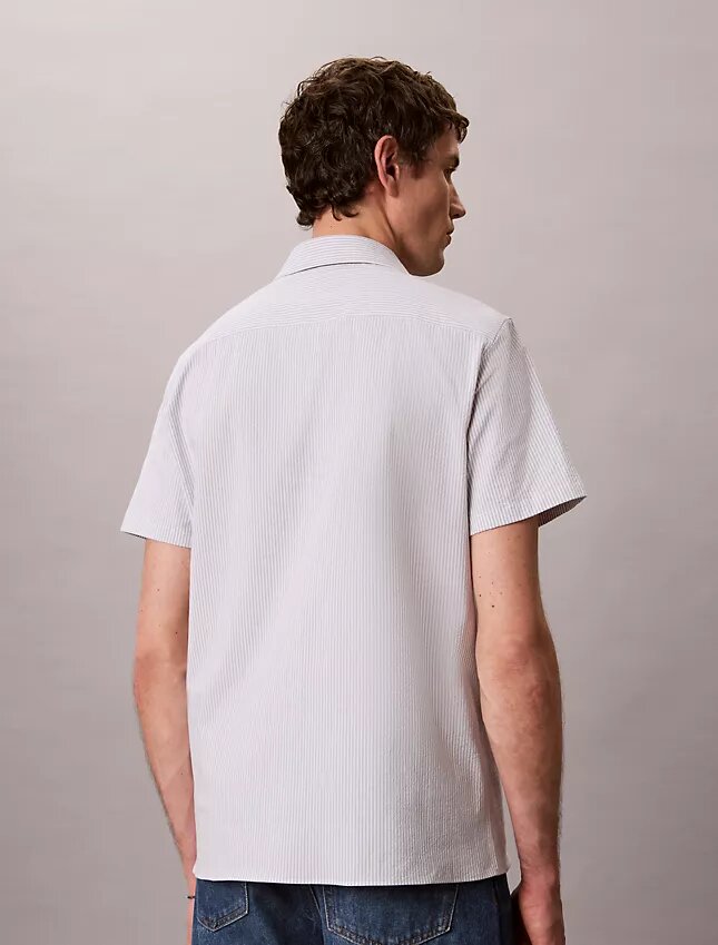 Klassisches Button-Down-Hemd aus gestreiftem Seersucker Klassisches Button-Down-Hemd aus gestreiftem Seersucker