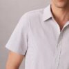 Klassisches Button-Down-Hemd aus gestreiftem Seersucker Klassisches Button-Down-Hemd aus gestreiftem Seersucker