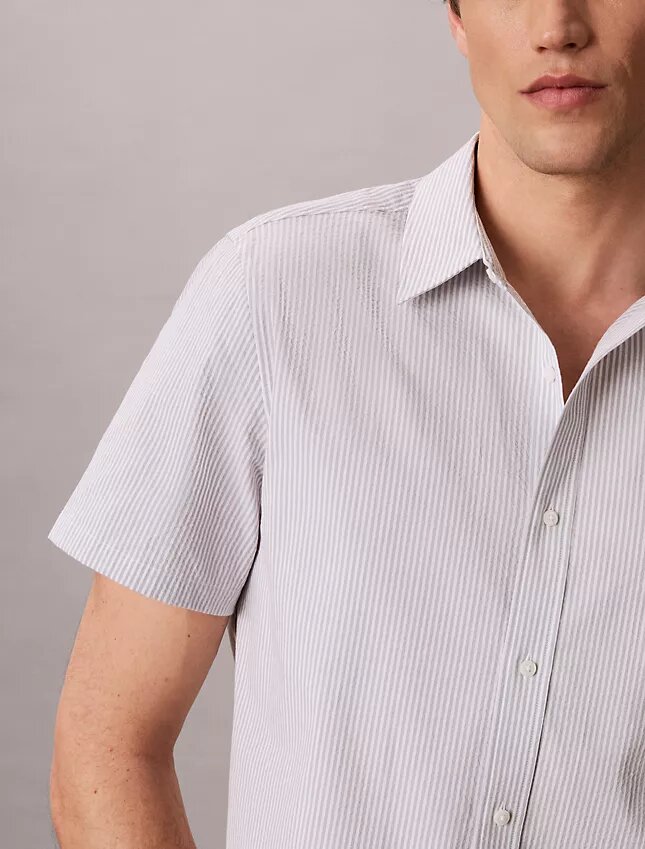 Klassisches Button-Down-Hemd aus gestreiftem Seersucker Klassisches Button-Down-Hemd aus gestreiftem Seersucker