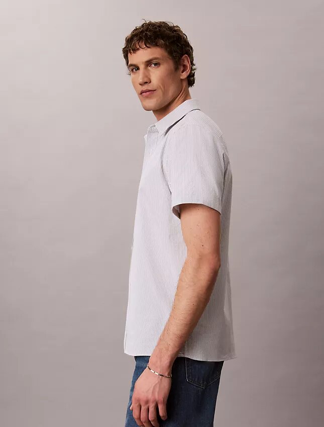 Klassisches Button-Down-Hemd aus gestreiftem Seersucker Klassisches Button-Down-Hemd aus gestreiftem Seersucker