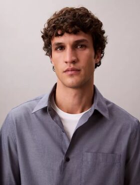Klassisches Button-Down-Hemd aus gewaschenem Popeline Klassisches Button-Down-Hemd aus gewaschenem Popeline