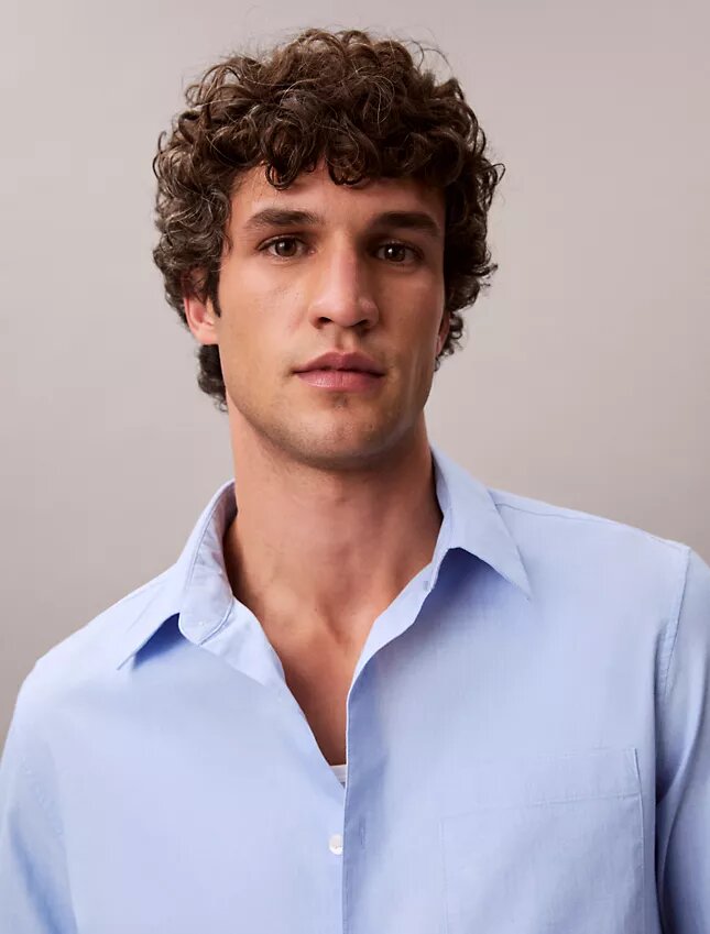 Klassisches Button-Down-Hemd aus gewaschenem Popeline Klassisches Button-Down-Hemd aus gewaschenem Popeline