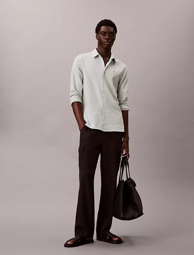 Klassisches Button-Down-Hemd aus Leinen und Baumwolle Klassisches Button-Down-Hemd aus Leinen und Baumwolle