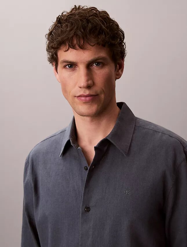 Klassisches Button-Down-Hemd aus Leinen und Baumwolle Klassisches Button-Down-Hemd aus Leinen und Baumwolle