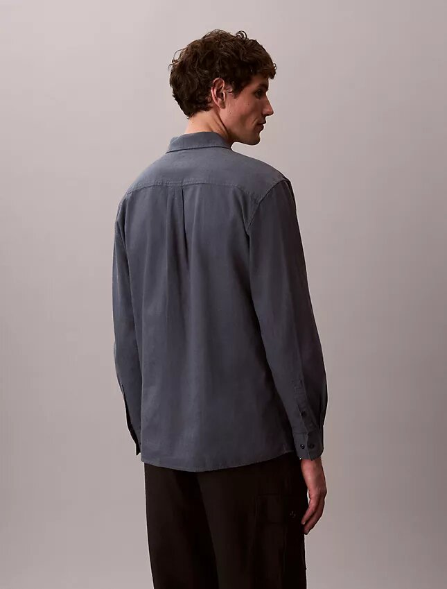 Klassisches Button-Down-Hemd aus Leinen und Baumwolle Klassisches Button-Down-Hemd aus Leinen und Baumwolle