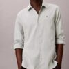Klassisches Button-Down-Hemd aus Leinen und Baumwolle Klassisches Button-Down-Hemd aus Leinen und Baumwolle
