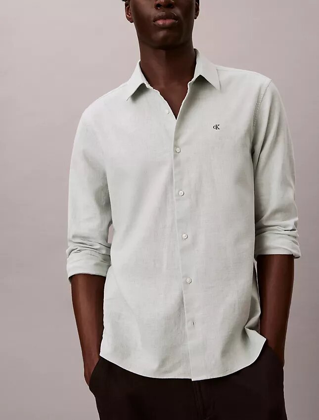 Klassisches Button-Down-Hemd aus Leinen und Baumwolle Klassisches Button-Down-Hemd aus Leinen und Baumwolle