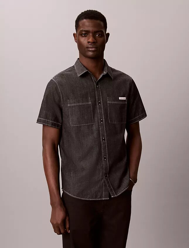 Klassisches Chambray-Hemd mit Knopfleiste Klassisches Chambray-Hemd mit Knopfleiste
