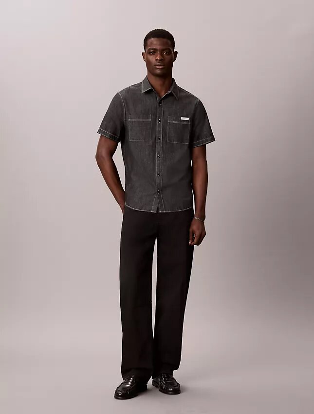 Klassisches Chambray-Hemd mit Knopfleiste Klassisches Chambray-Hemd mit Knopfleiste