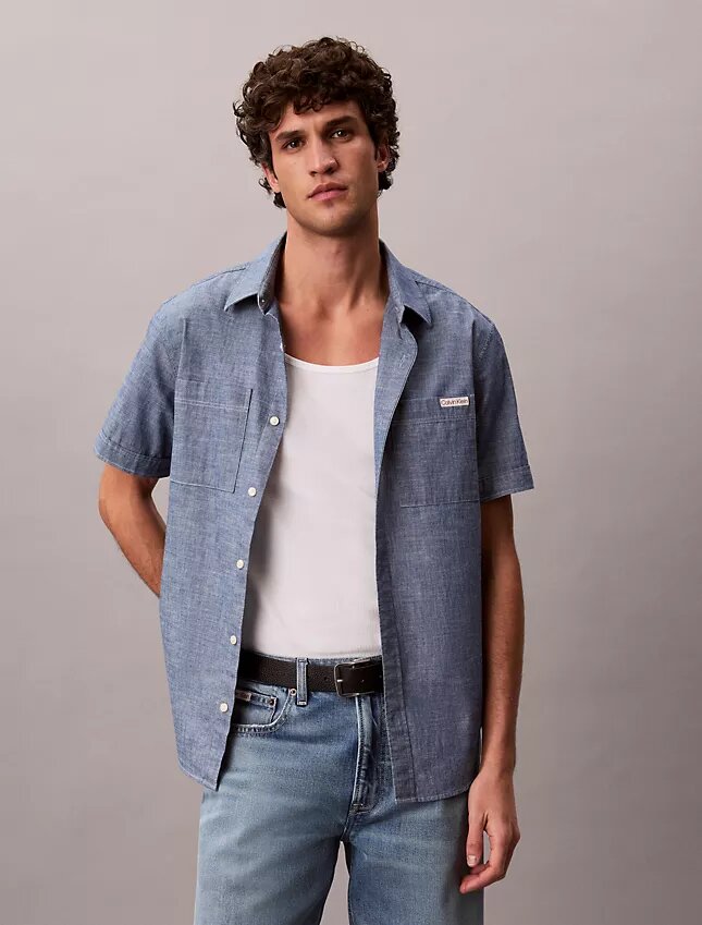 Klassisches Chambray-Hemd mit Knopfleiste Klassisches Chambray-Hemd mit Knopfleiste