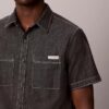 Klassisches Chambray-Hemd mit Knopfleiste Klassisches Chambray-Hemd mit Knopfleiste