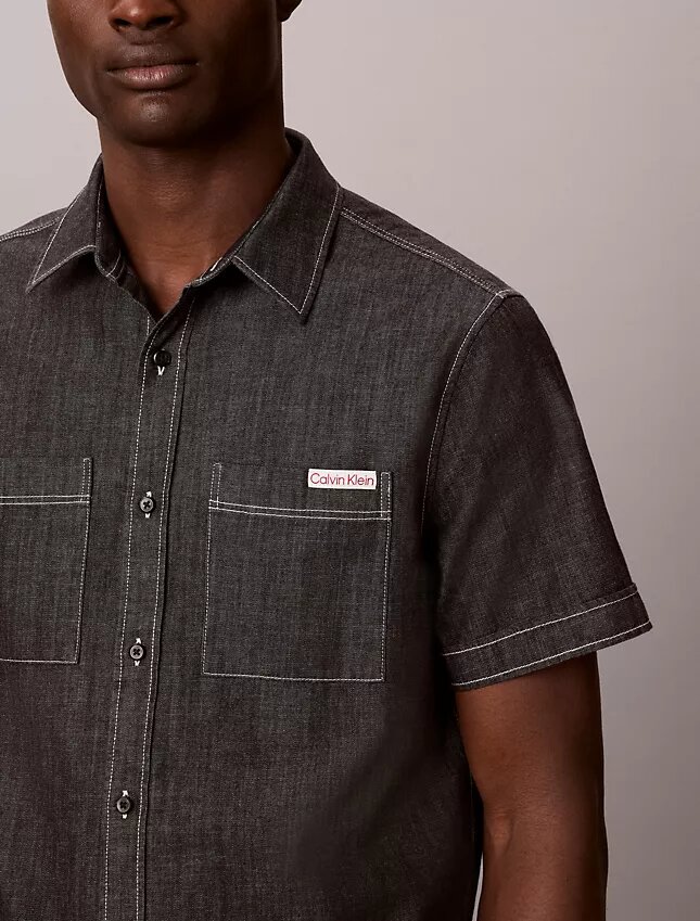 Klassisches Chambray-Hemd mit Knopfleiste Klassisches Chambray-Hemd mit Knopfleiste
