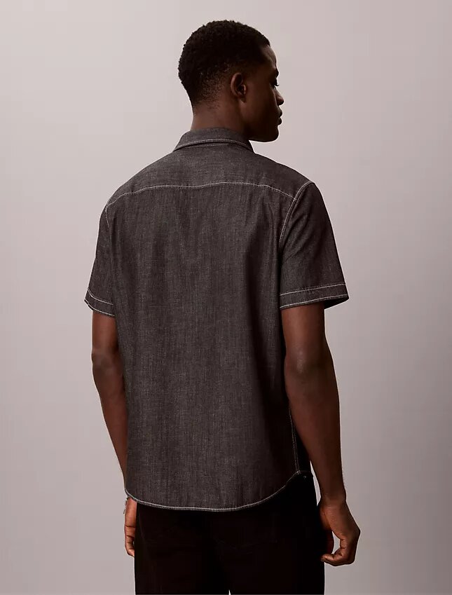 Klassisches Chambray-Hemd mit Knopfleiste Klassisches Chambray-Hemd mit Knopfleiste