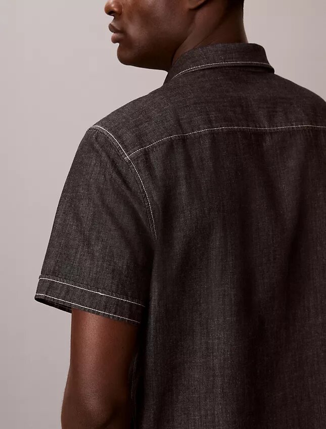 Klassisches Chambray-Hemd mit Knopfleiste Klassisches Chambray-Hemd mit Knopfleiste