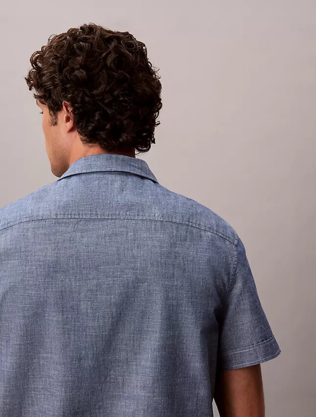 Klassisches Chambray-Hemd mit Knopfleiste Klassisches Chambray-Hemd mit Knopfleiste