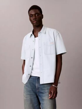 Klassisches Denim-Hemd mit kurzen Ärmeln und Knopfleiste