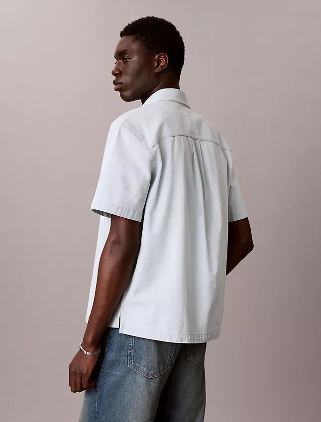 Klassisches Denim-Hemd mit kurzen Ärmeln und Knopfleiste Klassisches Denim-Hemd mit kurzen Ärmeln und Knopfleiste