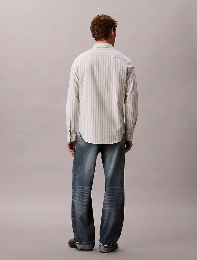 Klassisches gestreiftes Oxford-Hemd mit Knopfleiste Klassisches gestreiftes Oxford-Hemd mit Knopfleiste