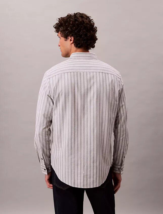 Klassisches gestreiftes Oxford-Hemd mit Knopfleiste Klassisches gestreiftes Oxford-Hemd mit Knopfleiste