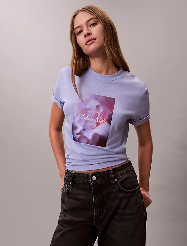 Klassisches T-Shirt mit Blumen-Logo-Grafik Klassisches T-Shirt mit Blumen-Logo-Grafik