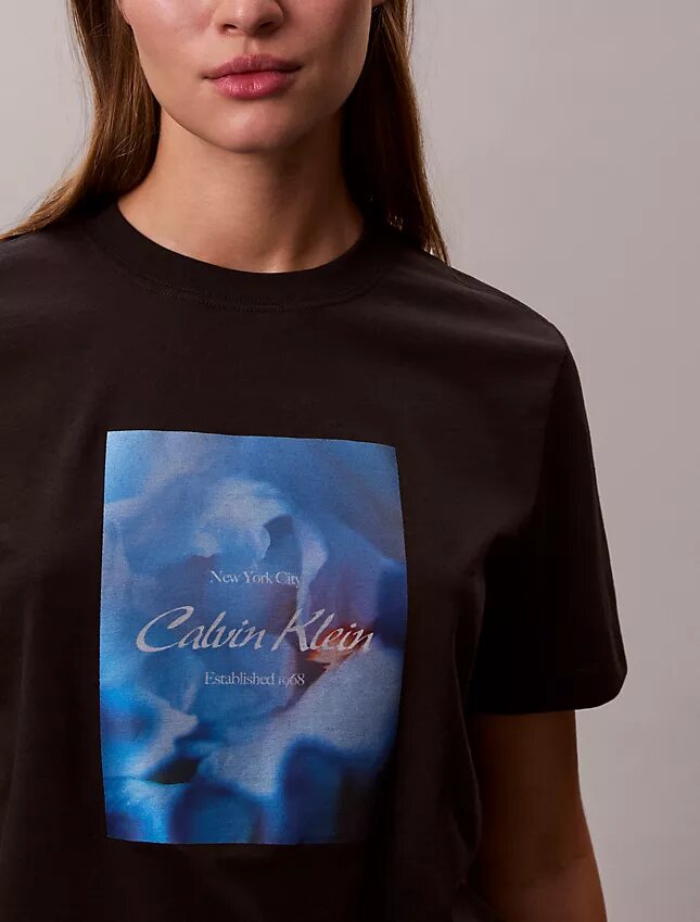Klassisches T-Shirt mit Blumen-Logo-Grafik Klassisches T-Shirt mit Blumen-Logo-Grafik