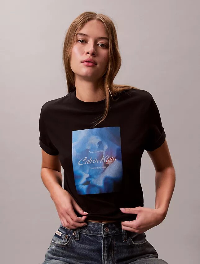 Klassisches T-Shirt mit Blumen-Logo-Grafik Klassisches T-Shirt mit Blumen-Logo-Grafik