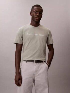 Klassisches T-Shirt mit Folienlogo