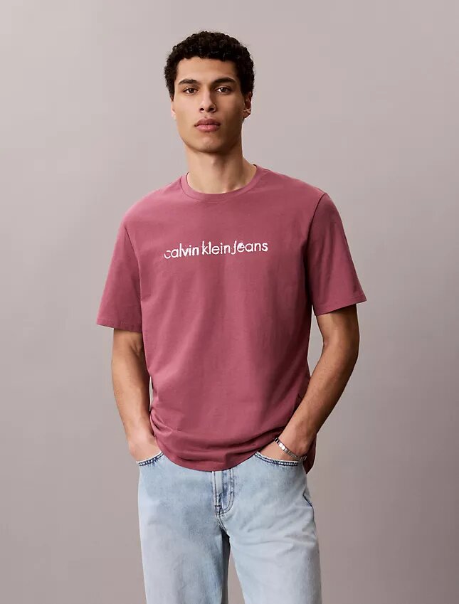 Klassisches T-Shirt mit Logo-Grafik in Kleinbuchstaben Klassisches T-Shirt mit Logo-Grafik in Kleinbuchstaben