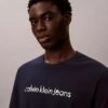 Klassisches T-Shirt mit Logo-Grafik in Kleinbuchstaben Klassisches T-Shirt mit Logo-Grafik in Kleinbuchstaben