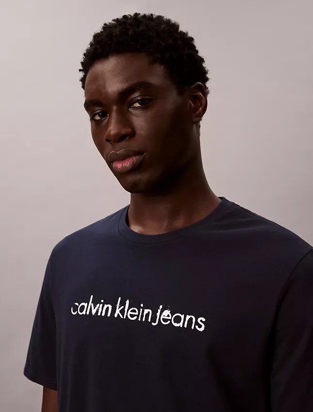 Klassisches T-Shirt mit Logo-Grafik in Kleinbuchstaben Klassisches T-Shirt mit Logo-Grafik in Kleinbuchstaben
