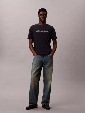 Klassisches T-Shirt mit Logo-Grafik in Kleinbuchstaben
