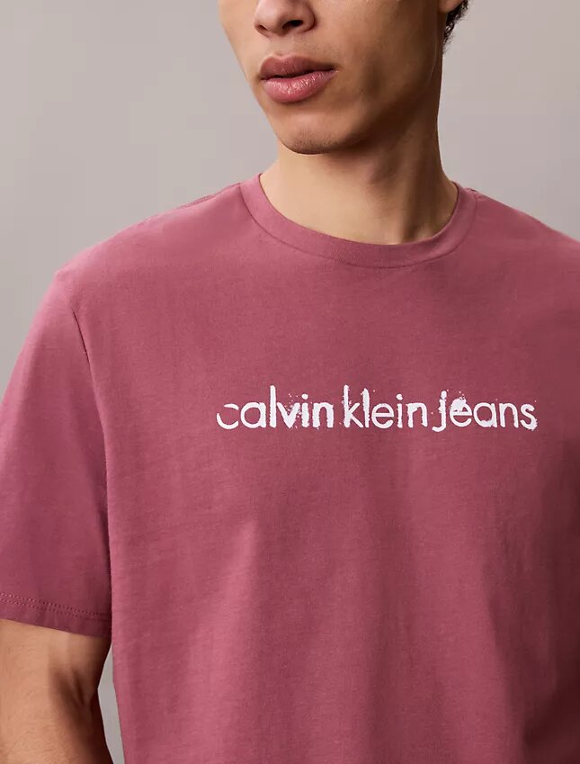 Klassisches T-Shirt mit Logo-Grafik in Kleinbuchstaben Klassisches T-Shirt mit Logo-Grafik in Kleinbuchstaben