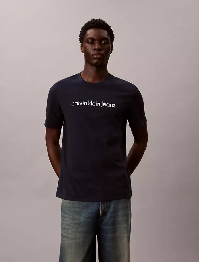 Klassisches T-Shirt mit Logo-Grafik in Kleinbuchstaben Klassisches T-Shirt mit Logo-Grafik in Kleinbuchstaben