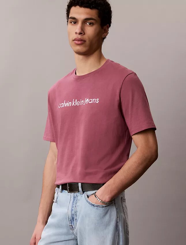 Klassisches T-Shirt mit Logo-Grafik in Kleinbuchstaben Klassisches T-Shirt mit Logo-Grafik in Kleinbuchstaben