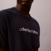 Klassisches T-Shirt mit Logo-Grafik in Kleinbuchstaben Klassisches T-Shirt mit Logo-Grafik in Kleinbuchstaben