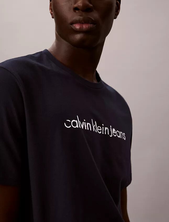 Klassisches T-Shirt mit Logo-Grafik in Kleinbuchstaben Klassisches T-Shirt mit Logo-Grafik in Kleinbuchstaben