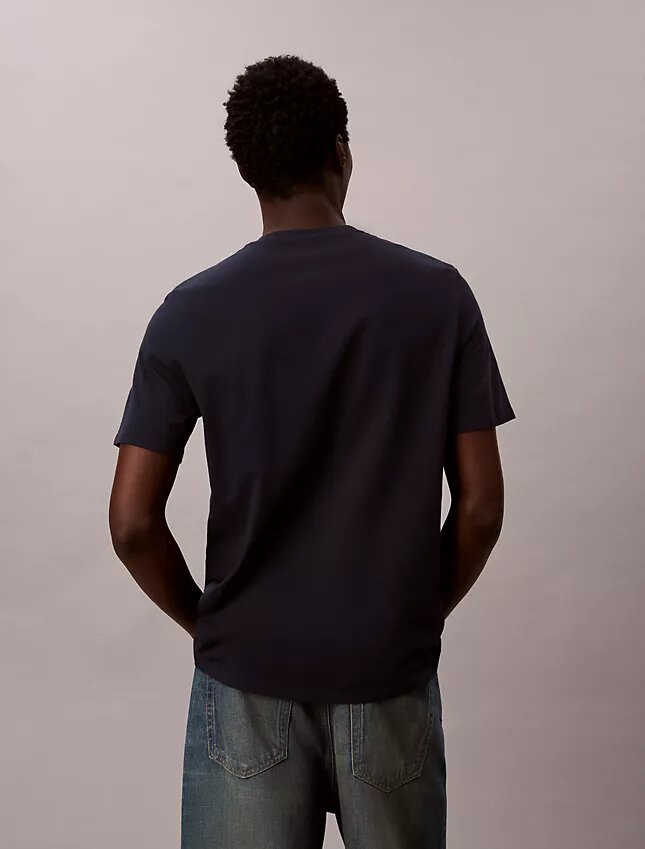 Klassisches T-Shirt mit Logo-Grafik in Kleinbuchstaben Klassisches T-Shirt mit Logo-Grafik in Kleinbuchstaben