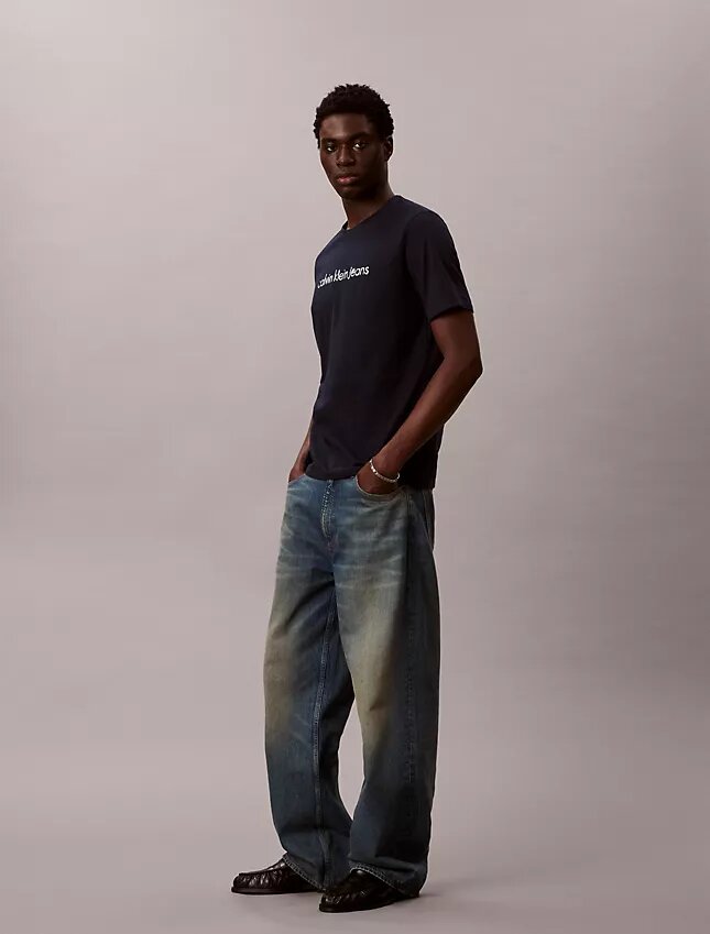 Klassisches T-Shirt mit Logo-Grafik in Kleinbuchstaben Klassisches T-Shirt mit Logo-Grafik in Kleinbuchstaben