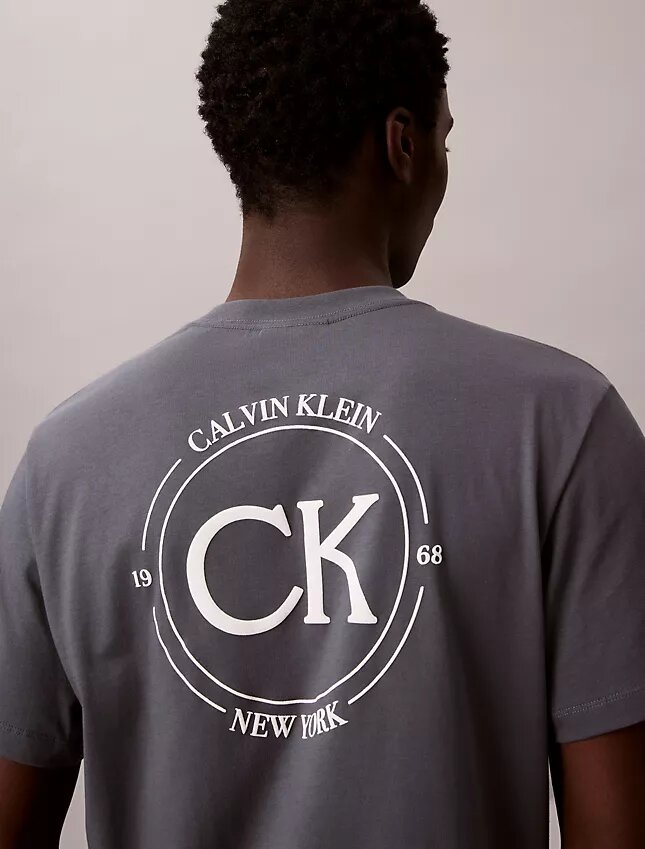 Klassisches T-Shirt mit Logo-Kreis-Grafik Klassisches T-Shirt mit Logo-Kreis-Grafik