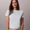 Klassisches T-Shirt mit mehrschichtiger Logografik Klassisches T-Shirt mit mehrschichtiger Logografik