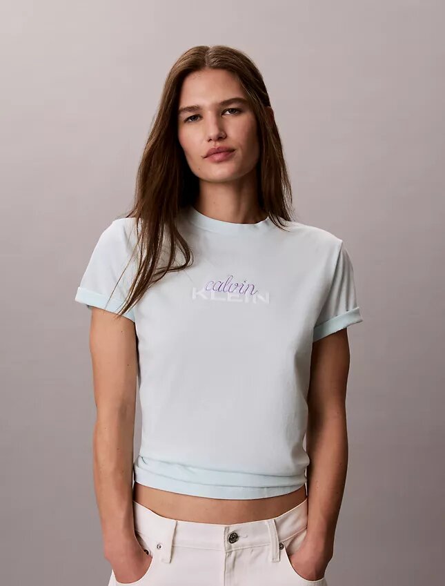 Klassisches T-Shirt mit mehrschichtiger Logografik Klassisches T-Shirt mit mehrschichtiger Logografik