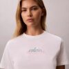 Klassisches T-Shirt mit mehrschichtiger Logografik Klassisches T-Shirt mit mehrschichtiger Logografik