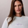 Klassisches T-Shirt mit mehrschichtiger Logografik Klassisches T-Shirt mit mehrschichtiger Logografik