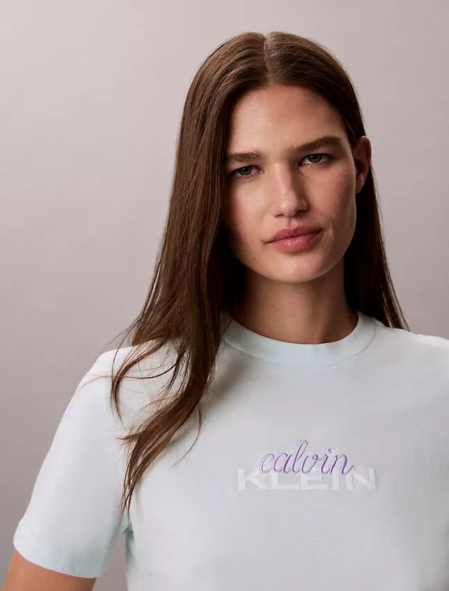 Klassisches T-Shirt mit mehrschichtiger Logografik Klassisches T-Shirt mit mehrschichtiger Logografik