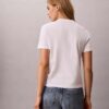 Klassisches T-Shirt mit mehrschichtiger Logografik Klassisches T-Shirt mit mehrschichtiger Logografik