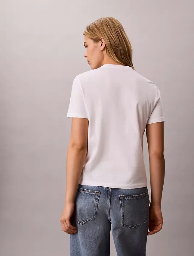 Klassisches T-Shirt mit mehrschichtiger Logografik Klassisches T-Shirt mit mehrschichtiger Logografik
